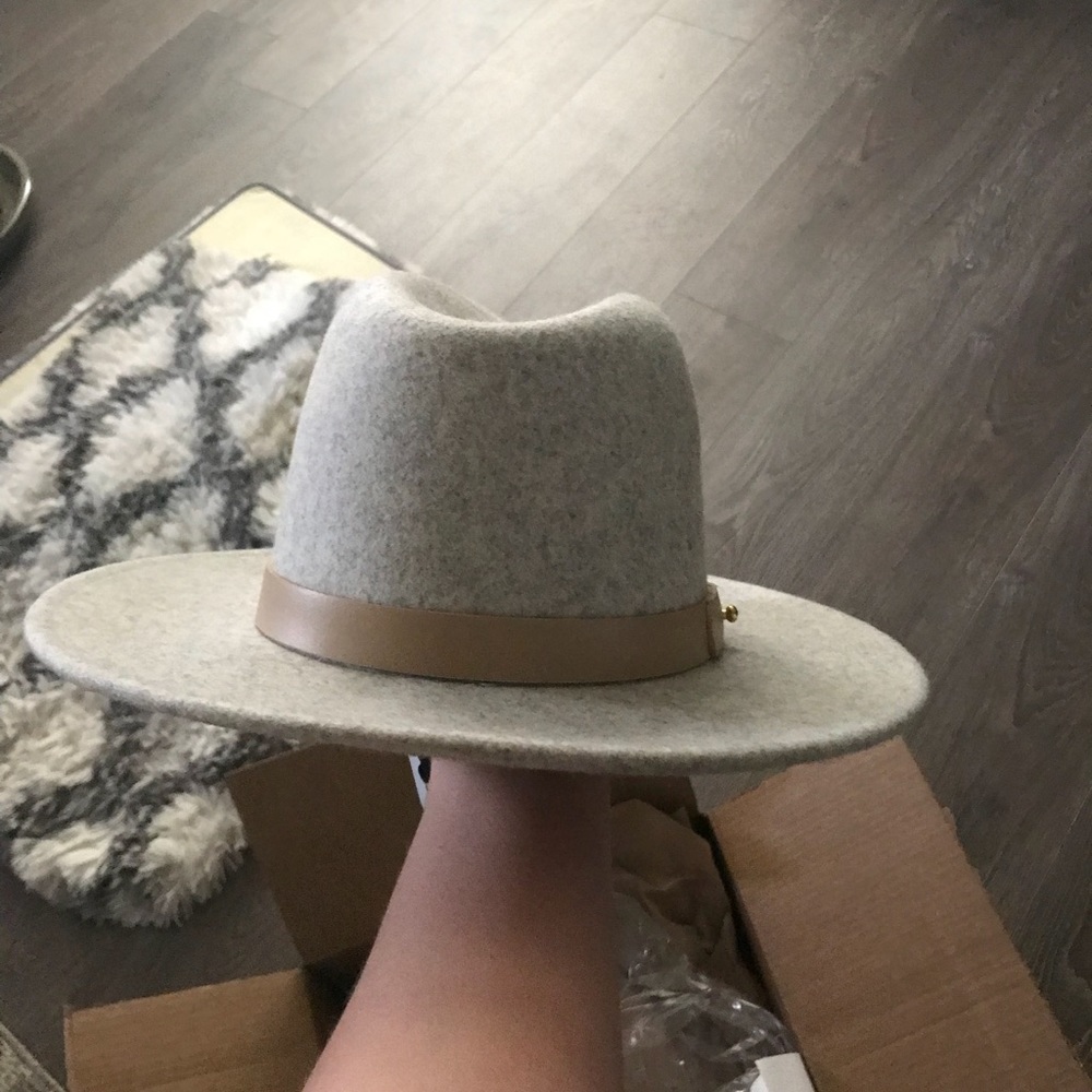Lack of color Mack hat